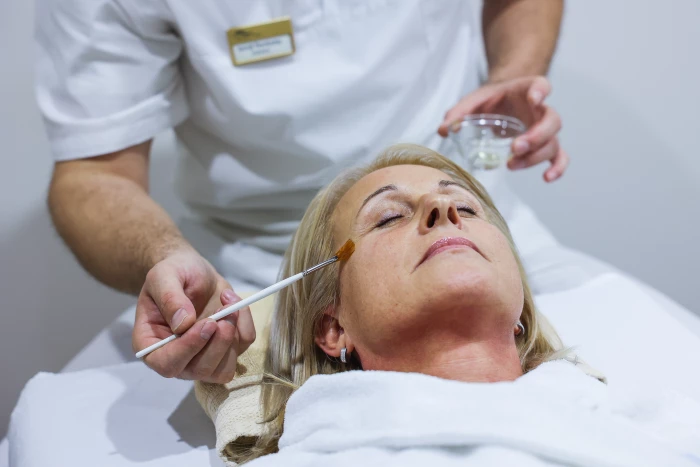 GUNAPHORESIS ПОДМЛАДЯВАЩА МЕЗОТЕРАПИЯ ЗА ЛИЦЕ