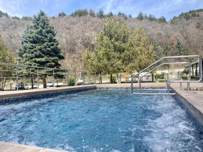 ВЪНШЕН ТЕРМАЛЕН БАСЕЙН (ТОПИЛО)